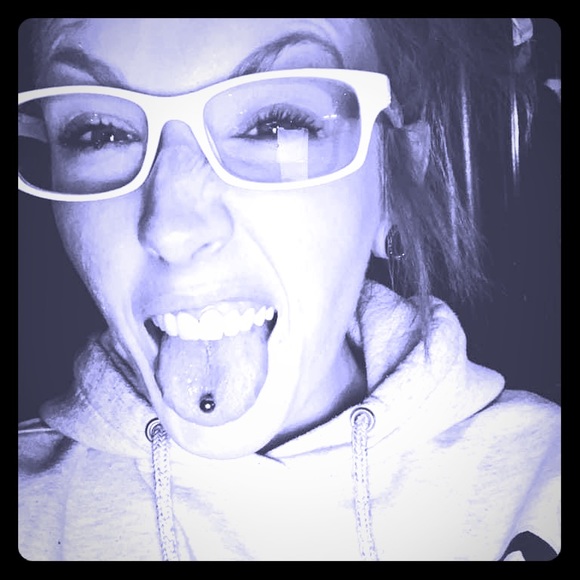 Meet your Posher, Erica - Picture 1 of 3